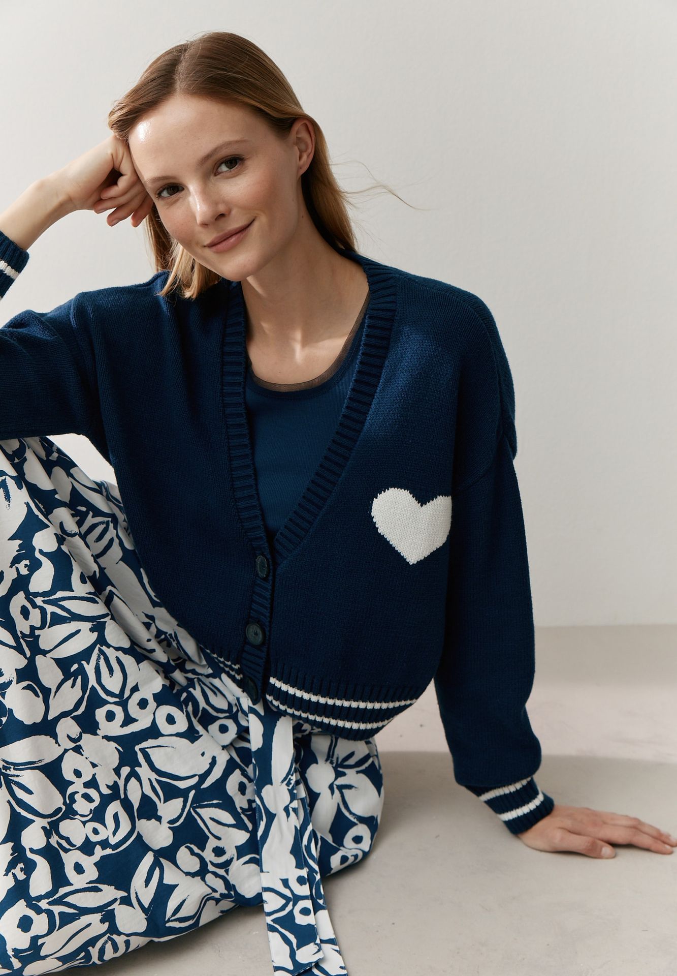 kurzer modischer Cardigan mit eingestricktem Herz aus Baumwoll-Mix