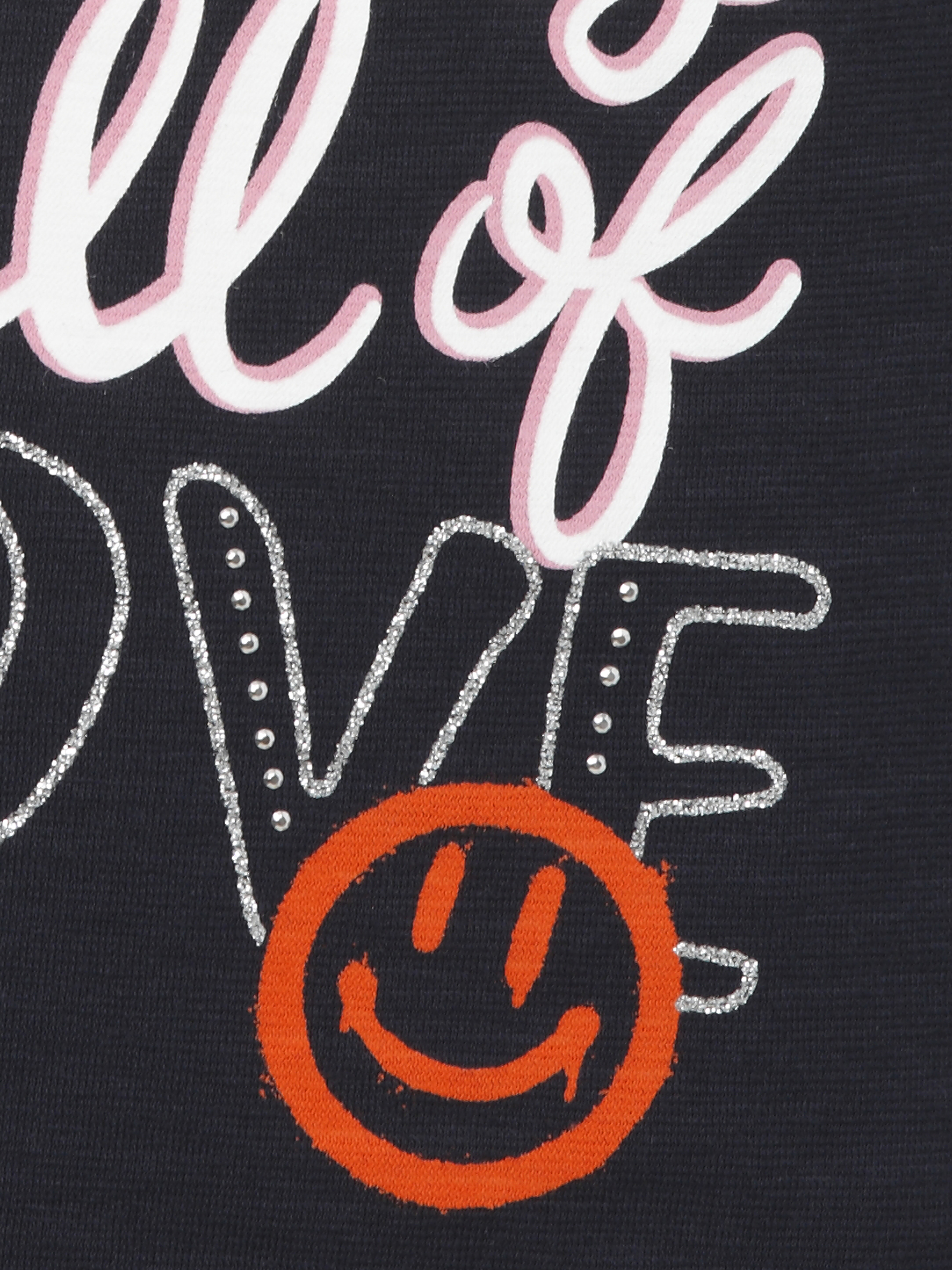 junges T-Shirt mit Druck Motiv und Strass-Applikationen