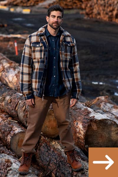 Mann mit Hemdjacke und Cargohose