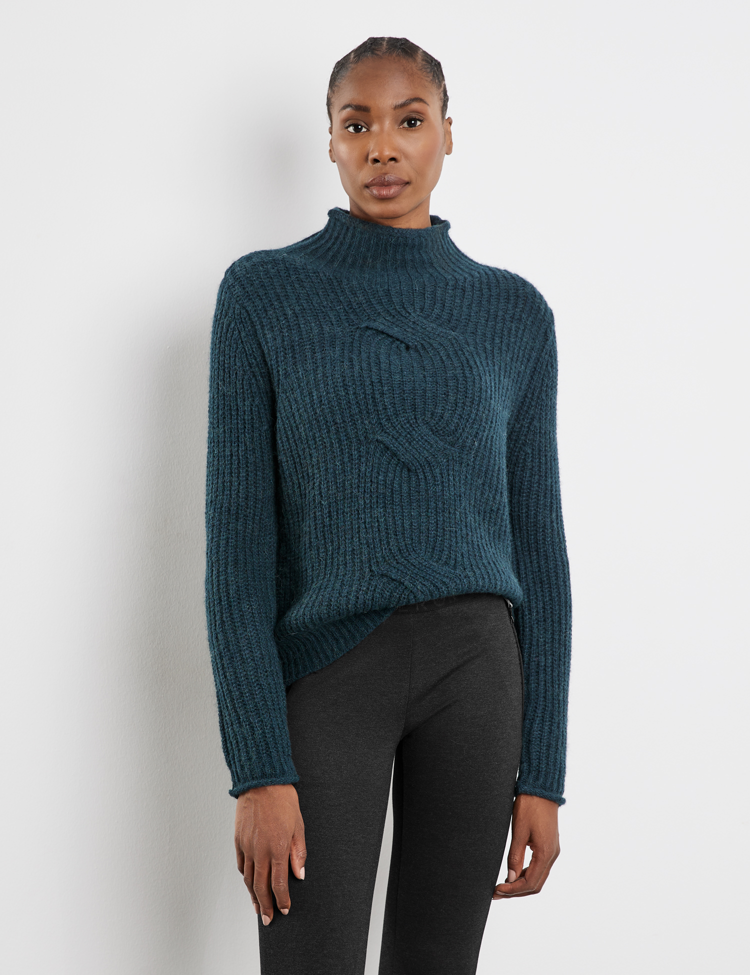 modischer Grobstrick-Pullover mit großem Zopfmuster und Wolle-Alpaka-Anteil