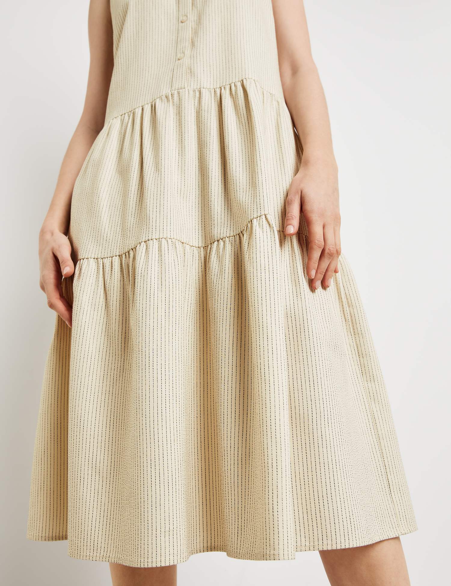 ärmelloses Sommerkleid aus Baumwoll-Leinen-Mix mit Streifenmuster