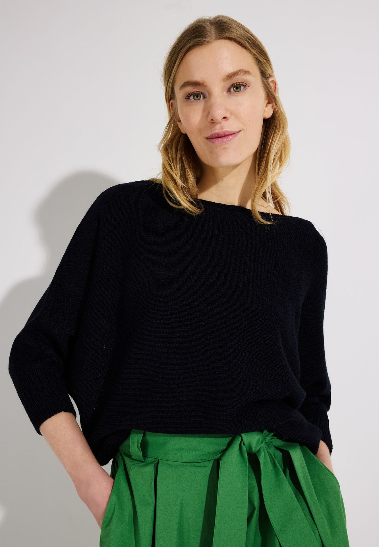 femininer Strickpullover mit  Fledermaus-Ärmel aus Glanzgarn