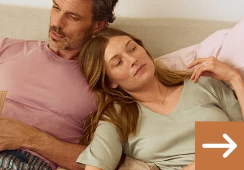 Frau und Mann mit Nachtwäsche im Bett