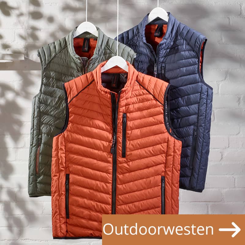 Drei Outdoorwesten in blau, oliv und rot hängen auf Bügeln.