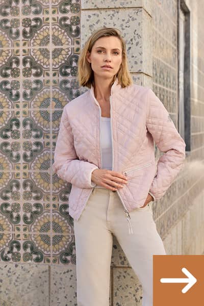 Frau mit rosa Steppjacke und einer beigen Stoffhose.