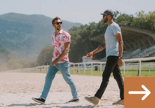 Zwei Männer mit T-Shirt und Freizeithemd im sommerlichen Look.