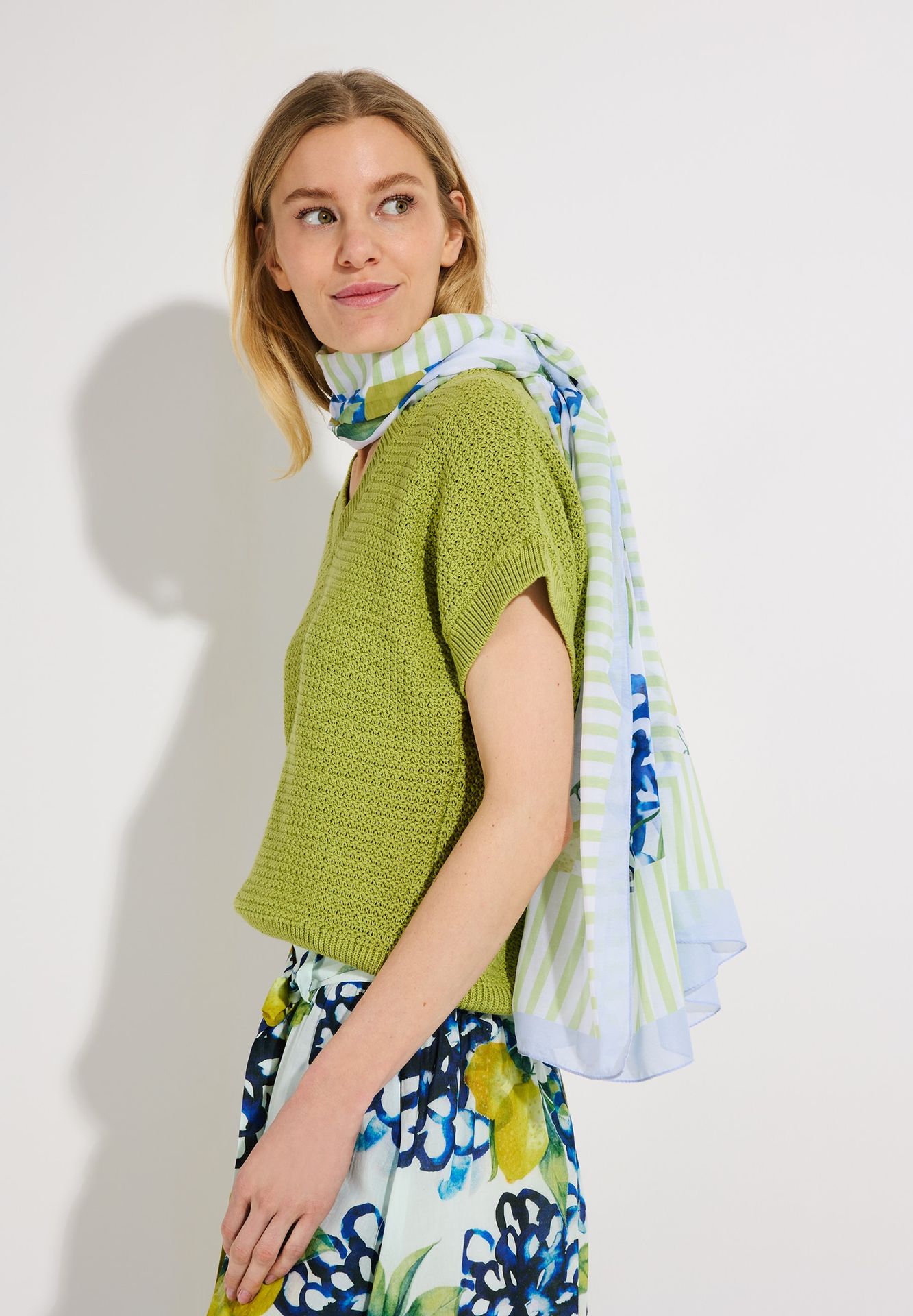 Schal mit "Zitronen-Print"