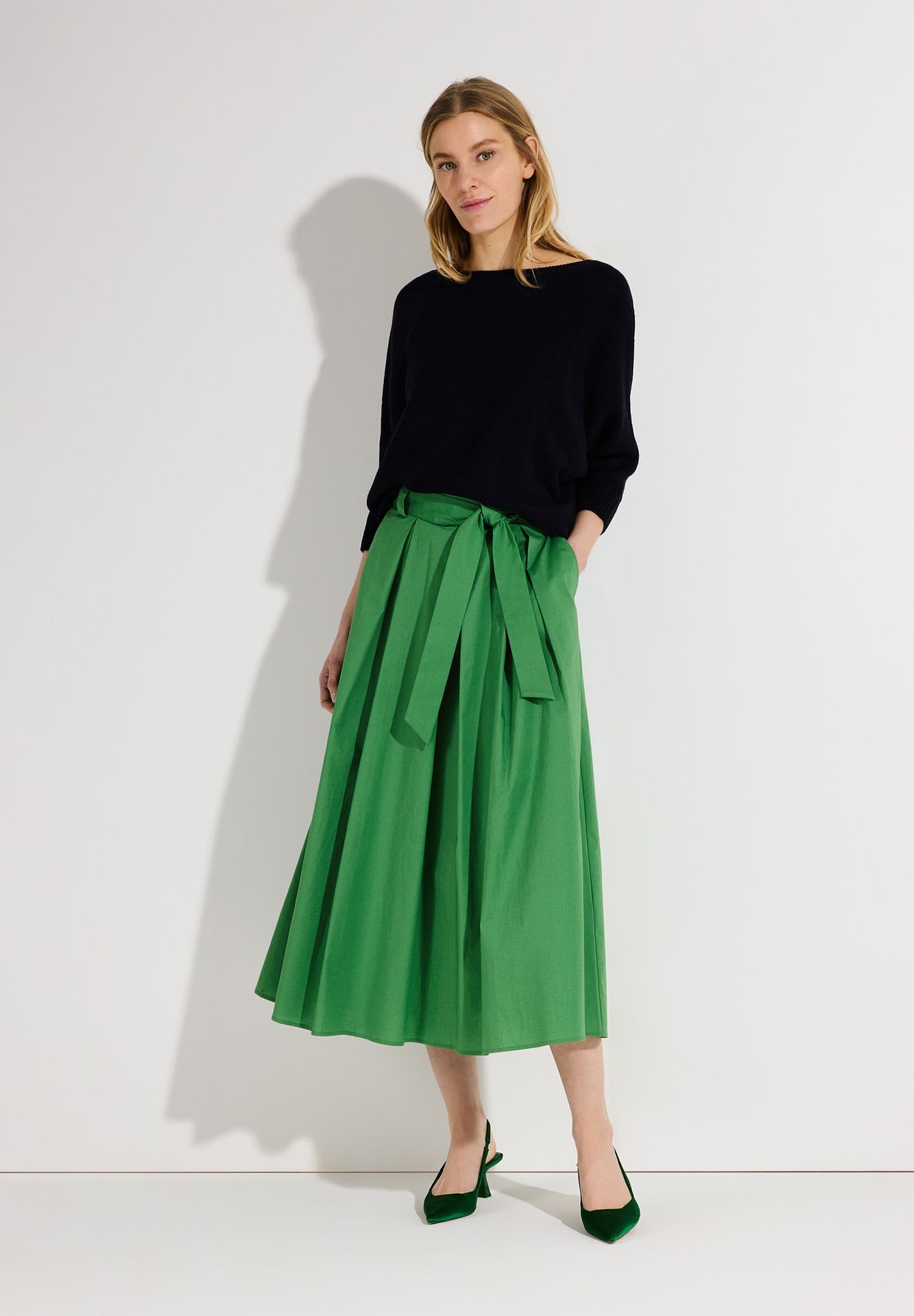 uni Rippen-Top mit dekorativer Spitzenkante an Hals- und Armloch, aus Baumwoll-Jersey