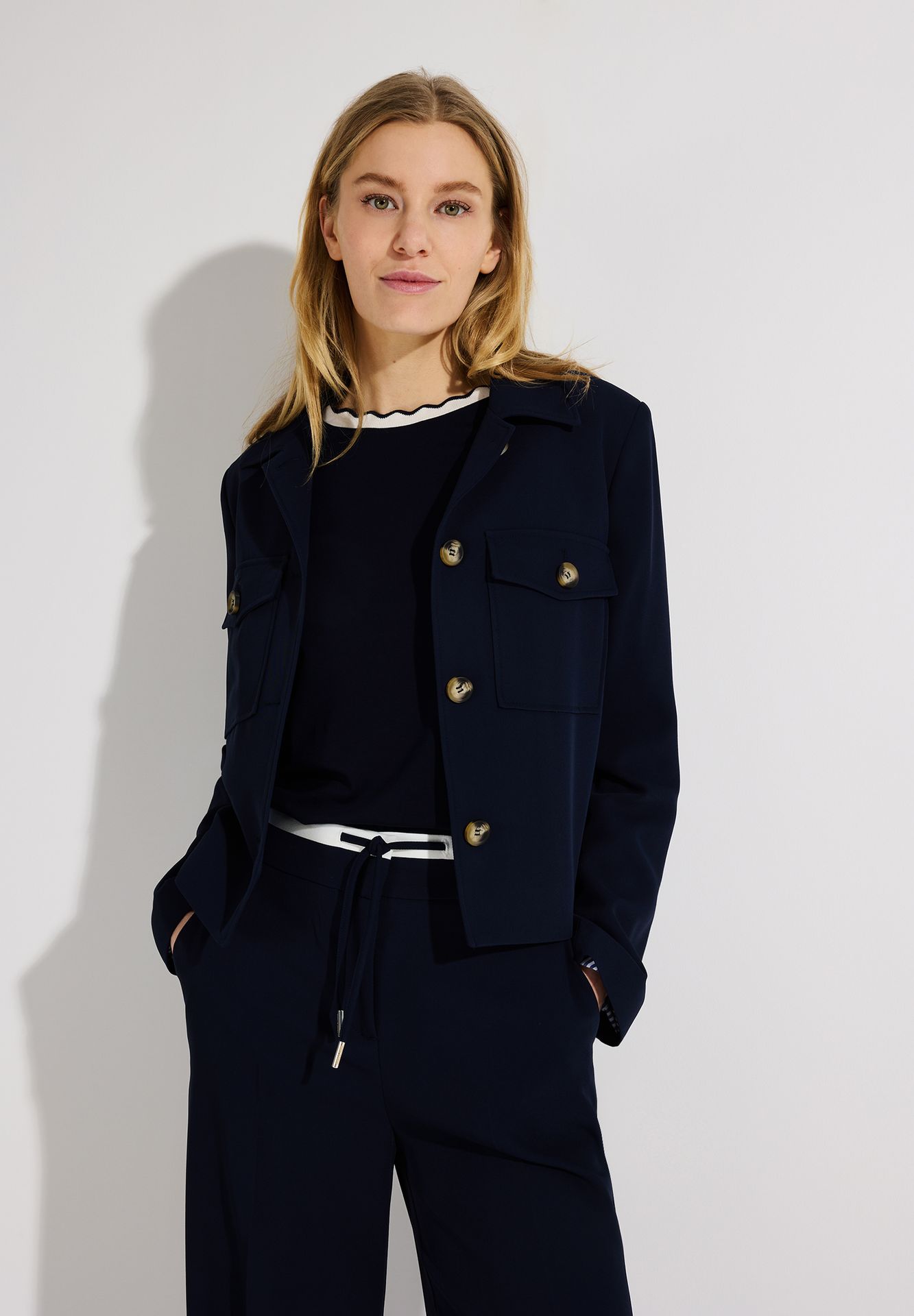 uni Kurz-Blazer mit aufgesetzten Brusttaschen aus Baumwoll-Elasthan-Mix