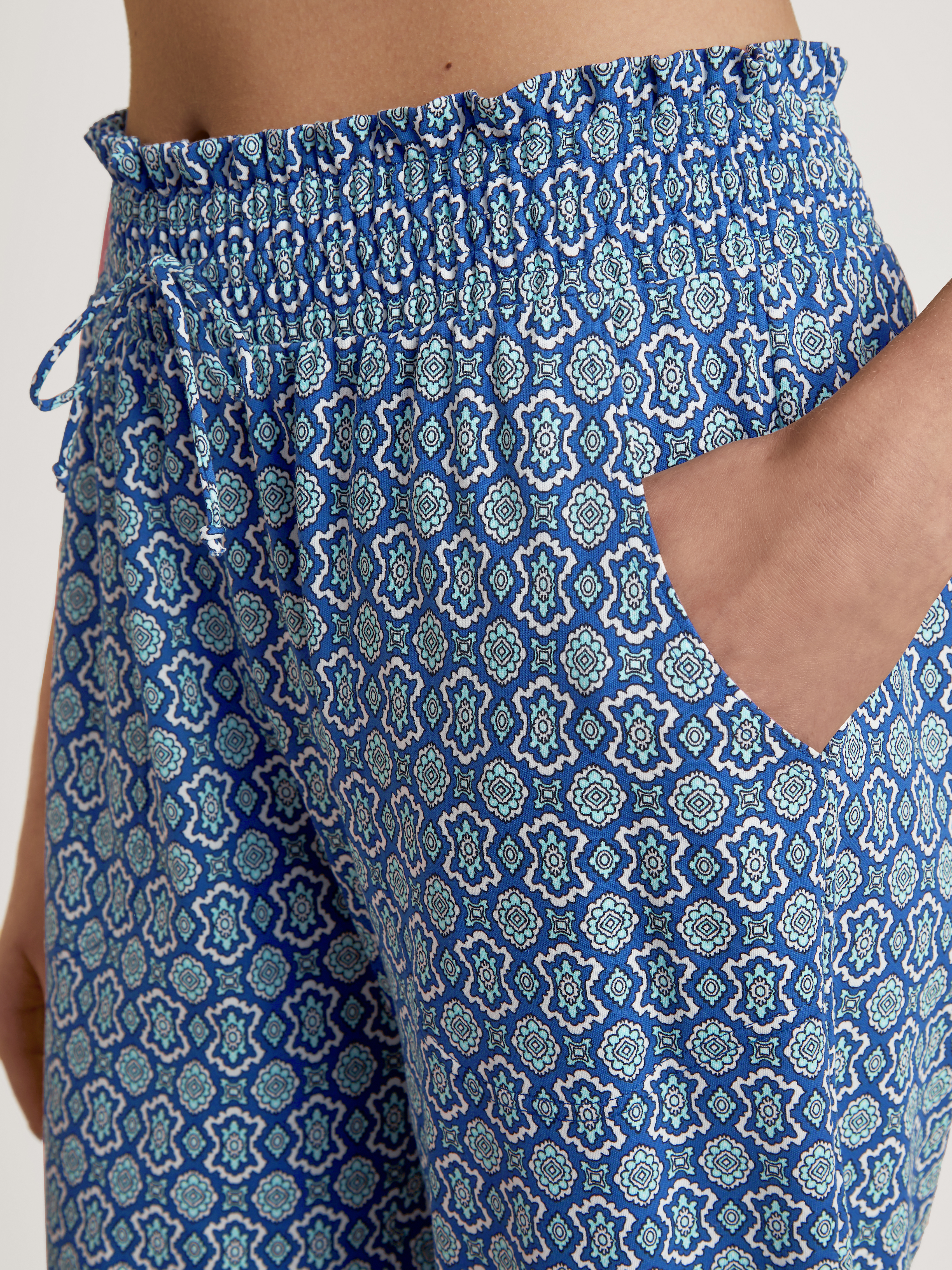Damen Lounge-Hose im Allover-Minimal-Print aus warmen Baumwoll-Interlock-Jersey und Bündchen