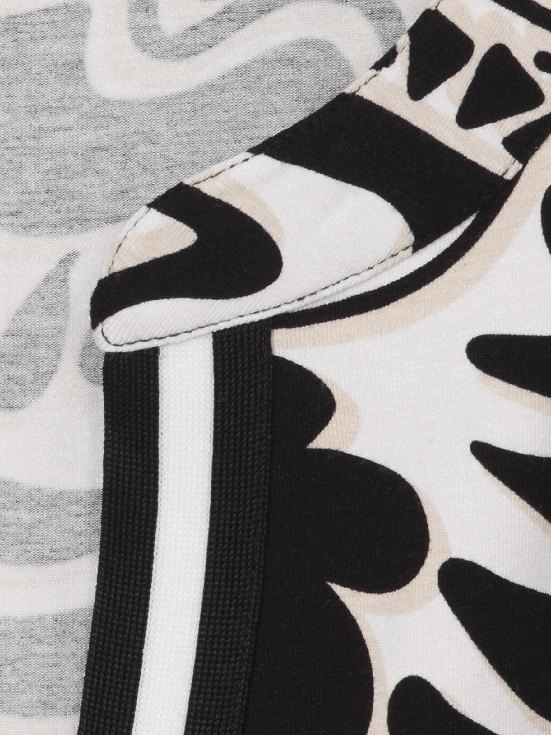 T-Shirt mit eingesetzem Streifen am V-Ausschnitt und graphischem Druck aus Viscose-Jersey