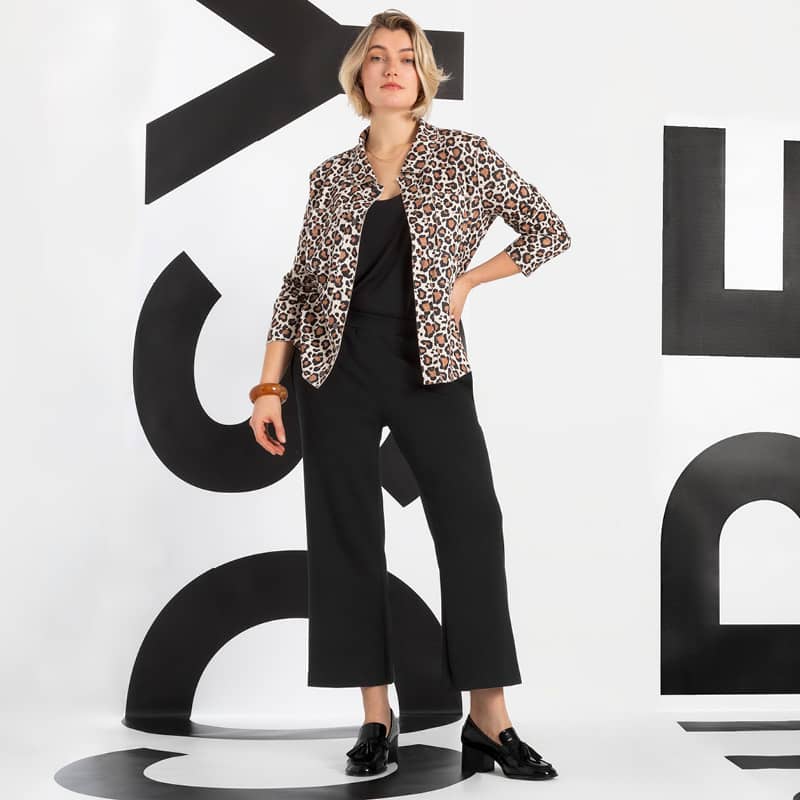 Frau in schwarzer Stoff Kombi mit Blazer in Leopardenlook