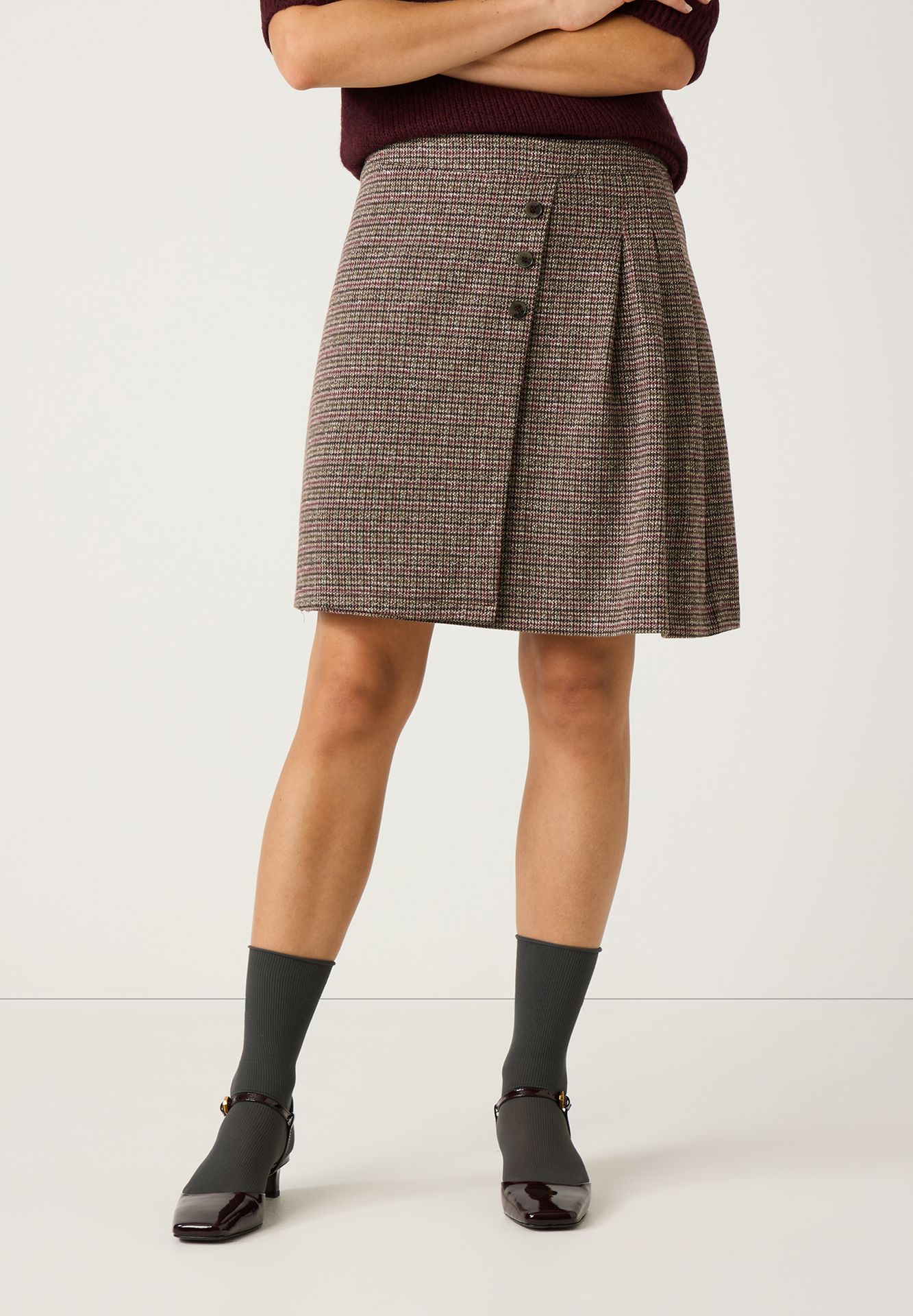 kurzer kleinkarierterJerseyrock mit Zierknöpfen und Falten vorne aus Viskose-Mix