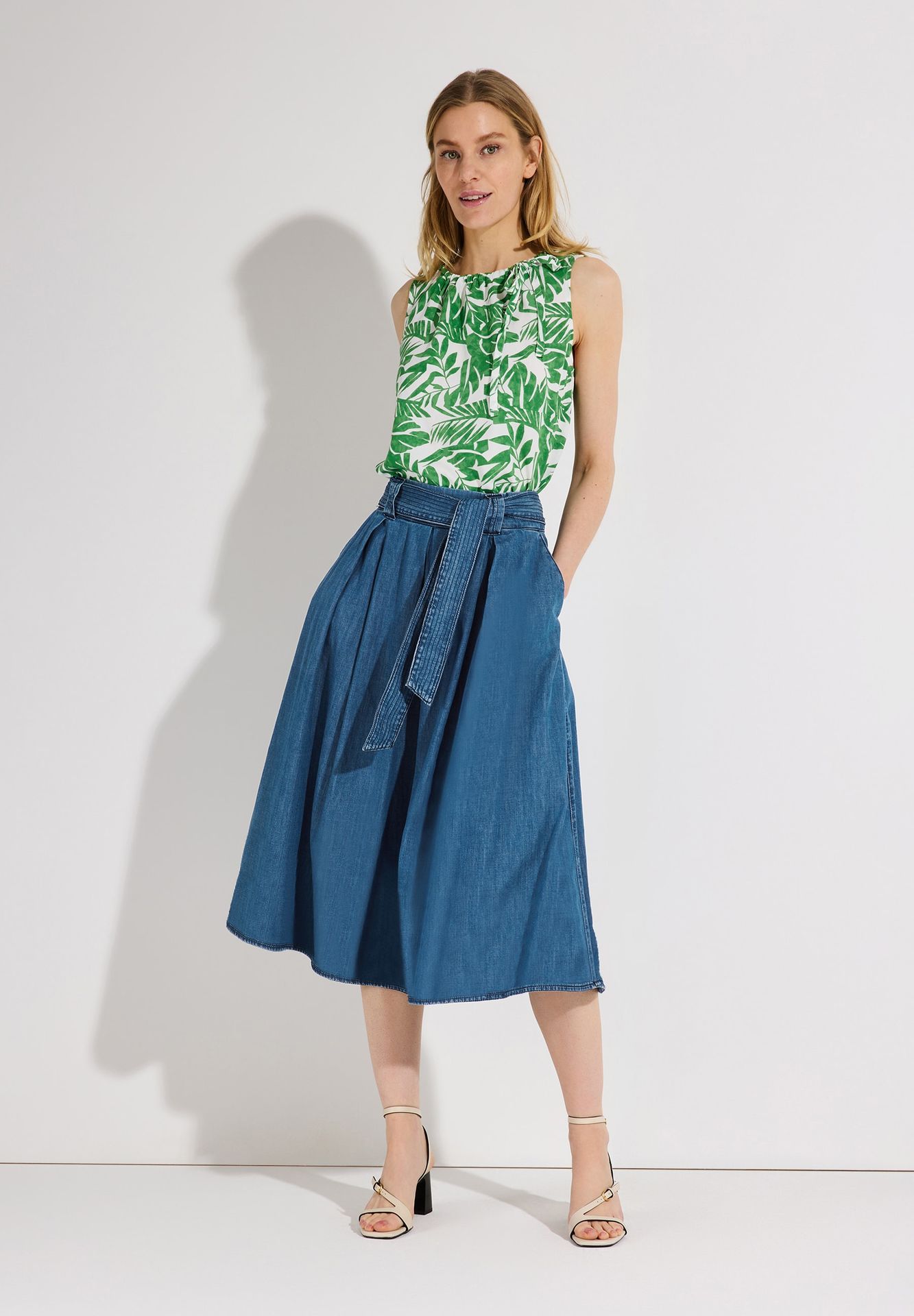 ausgestellter leichter Jeansrock mit Bindegürtel aus reiner Baumwolle