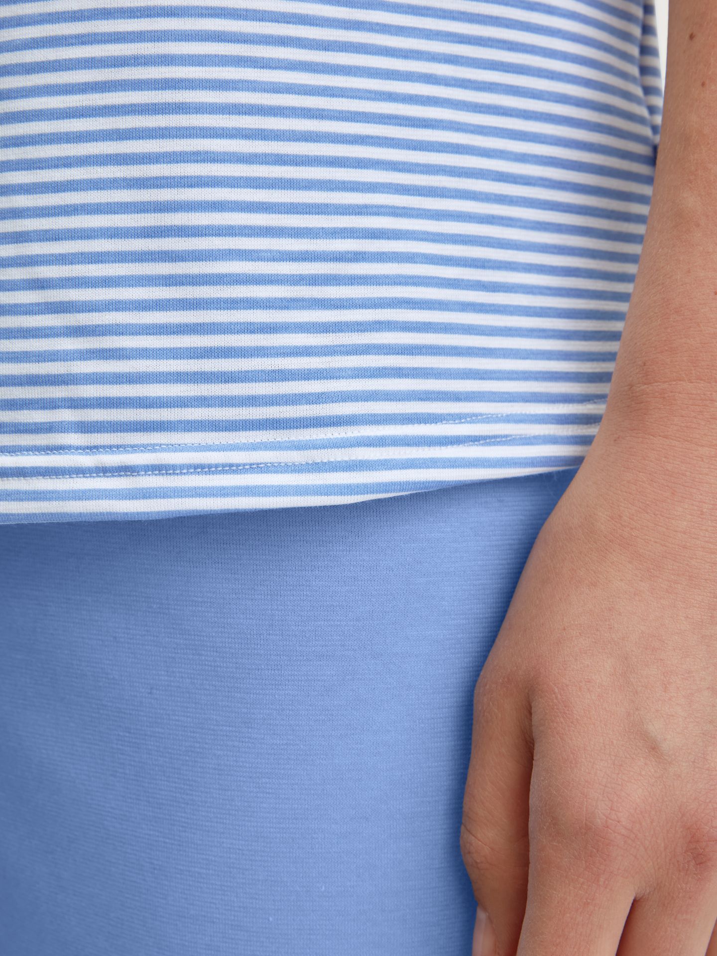 Damen-Schlafanzug mit geringeltem Oberteil und uni Hose aus reinem Bauwoll-Jersey