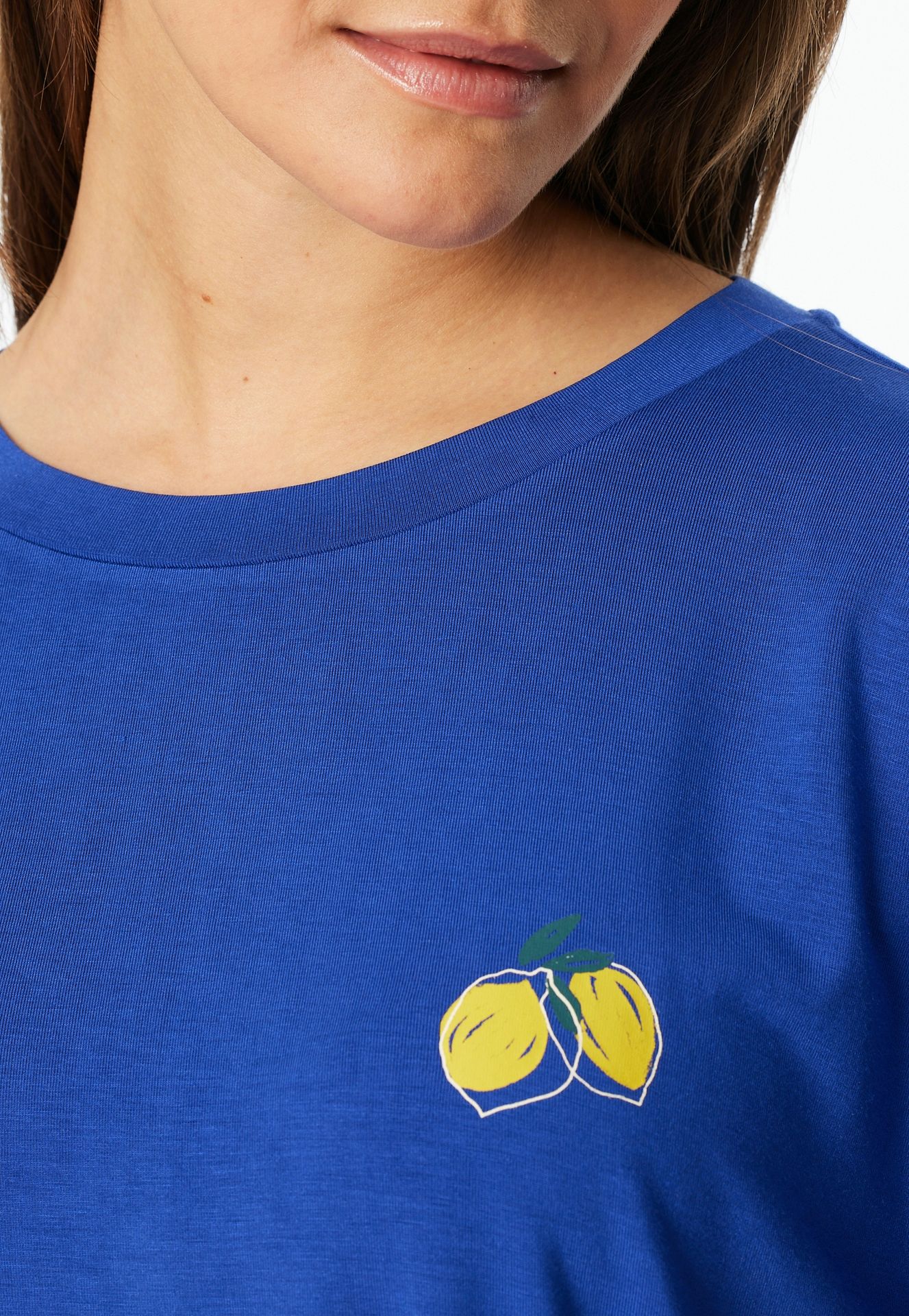 Sommer-Schlafanzug mit uni Oberteil und Hose im Allover-Zitronen-Druck aus Modal