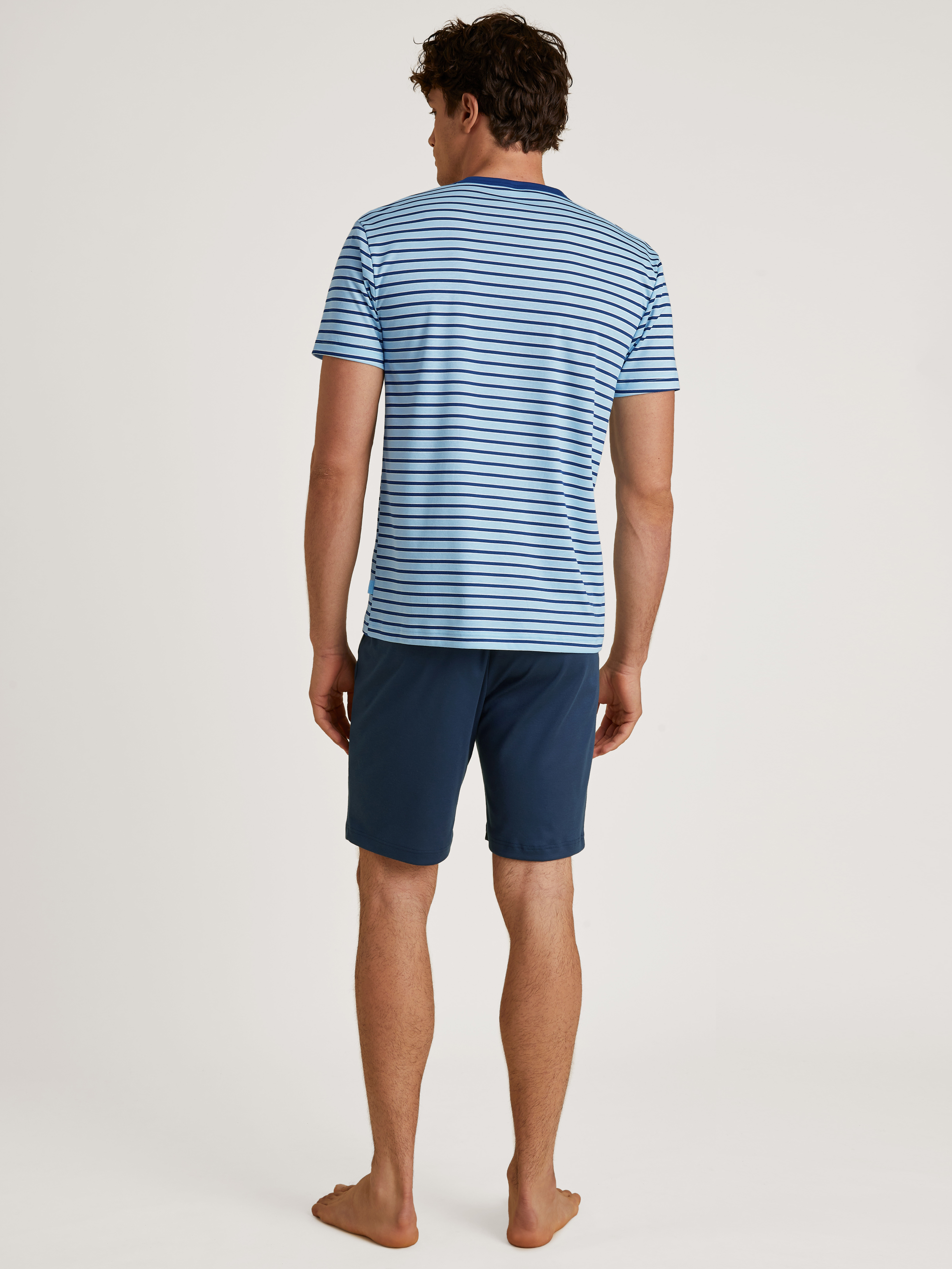 kurzer Herren-Schlafanzug mit geringeltem Oberteil mit Knopfleiste und  uni Hose aus reinem Baumwoll-Jersey