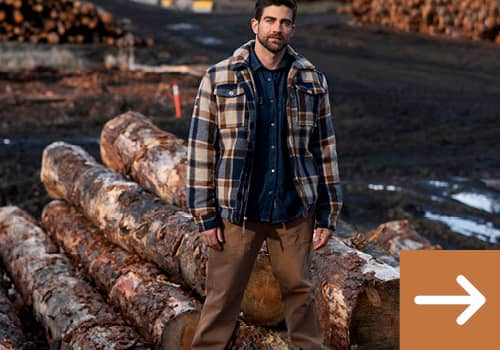 Mann mit Hemdjacke und Cargohose